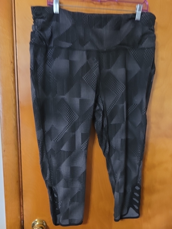 Xersion Pants - Black Geometric Capri Active Leggings for Women